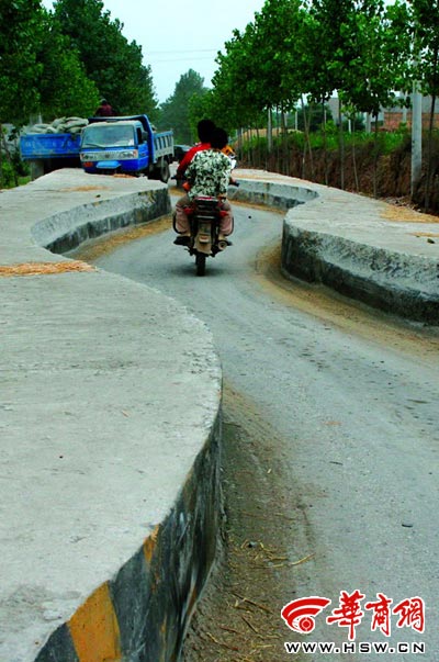 S形路障殃及过路客